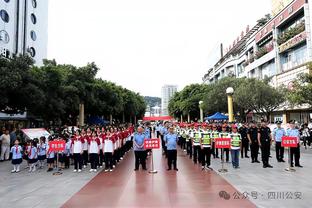 ?老爹现场督战！布朗尼今日对阵斯坦福大学 詹姆斯现场观战